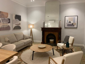 Newly renovated 2 bedroom, 2 bathroom in the heart of Barcelona- Sleeps up to 6
